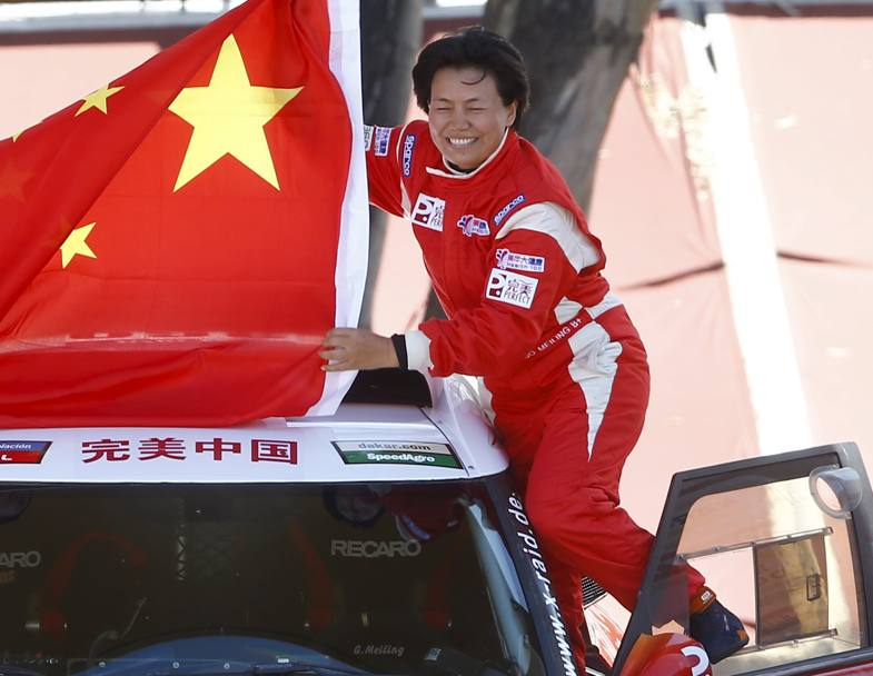La pilota cinese Guo Meiling alla partenza con la bandiera. Reuters